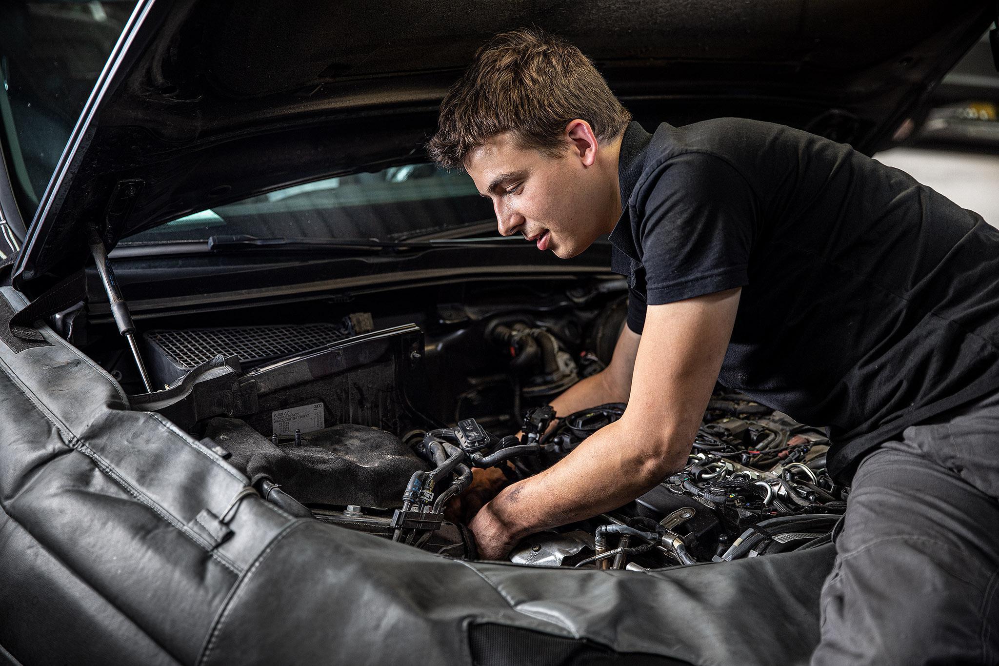 Onderhoudstechnicus die motor nakijkt