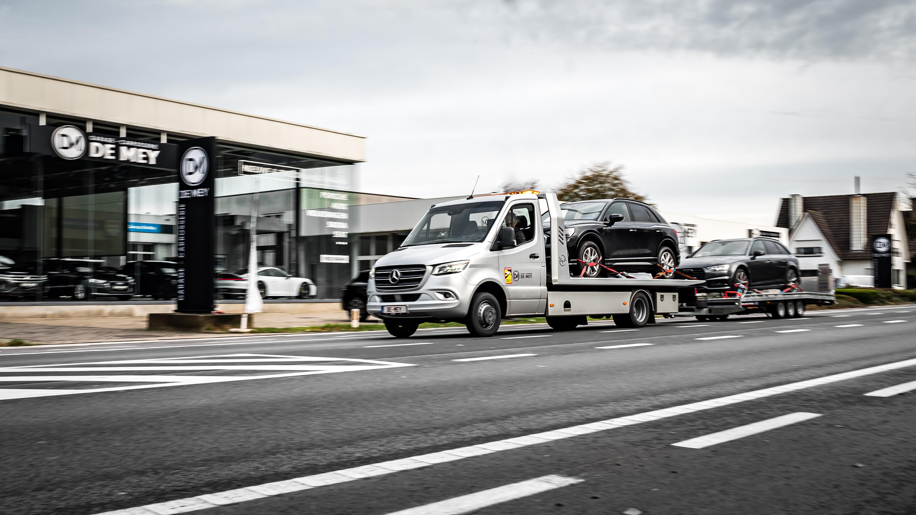 Wagen met pech wordt verplaatst naar de garage van De Mey voor reparatie