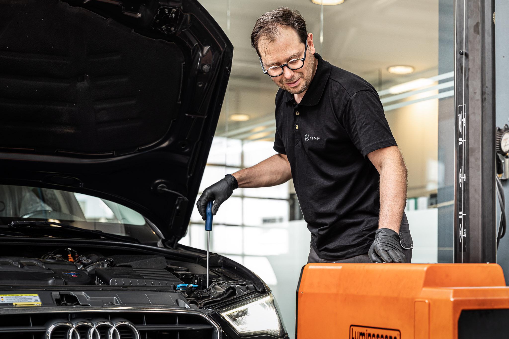 Technicus stelt de lichten af van een wagen