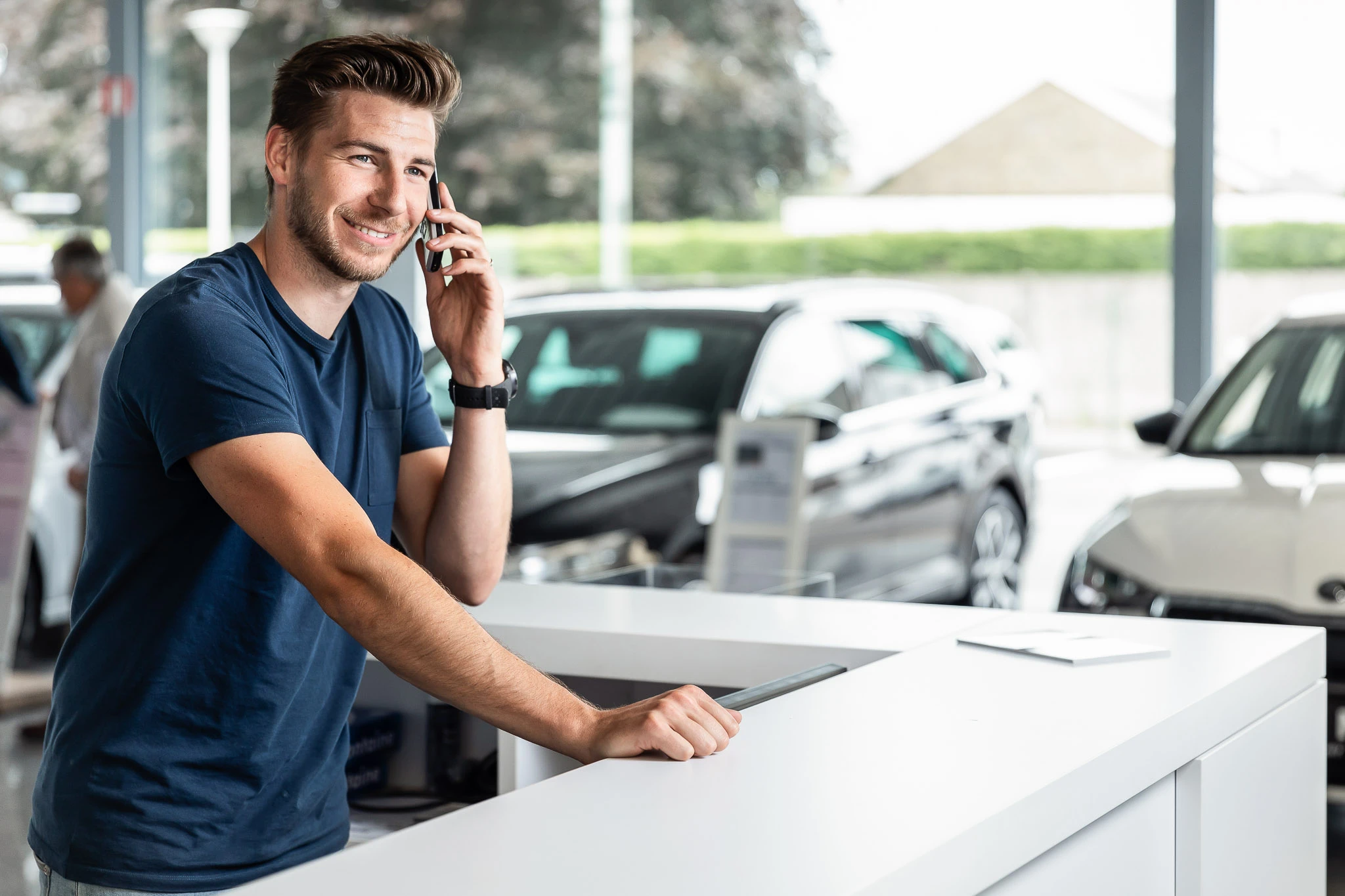 Medewerker van garage De Mey aan de telefoon