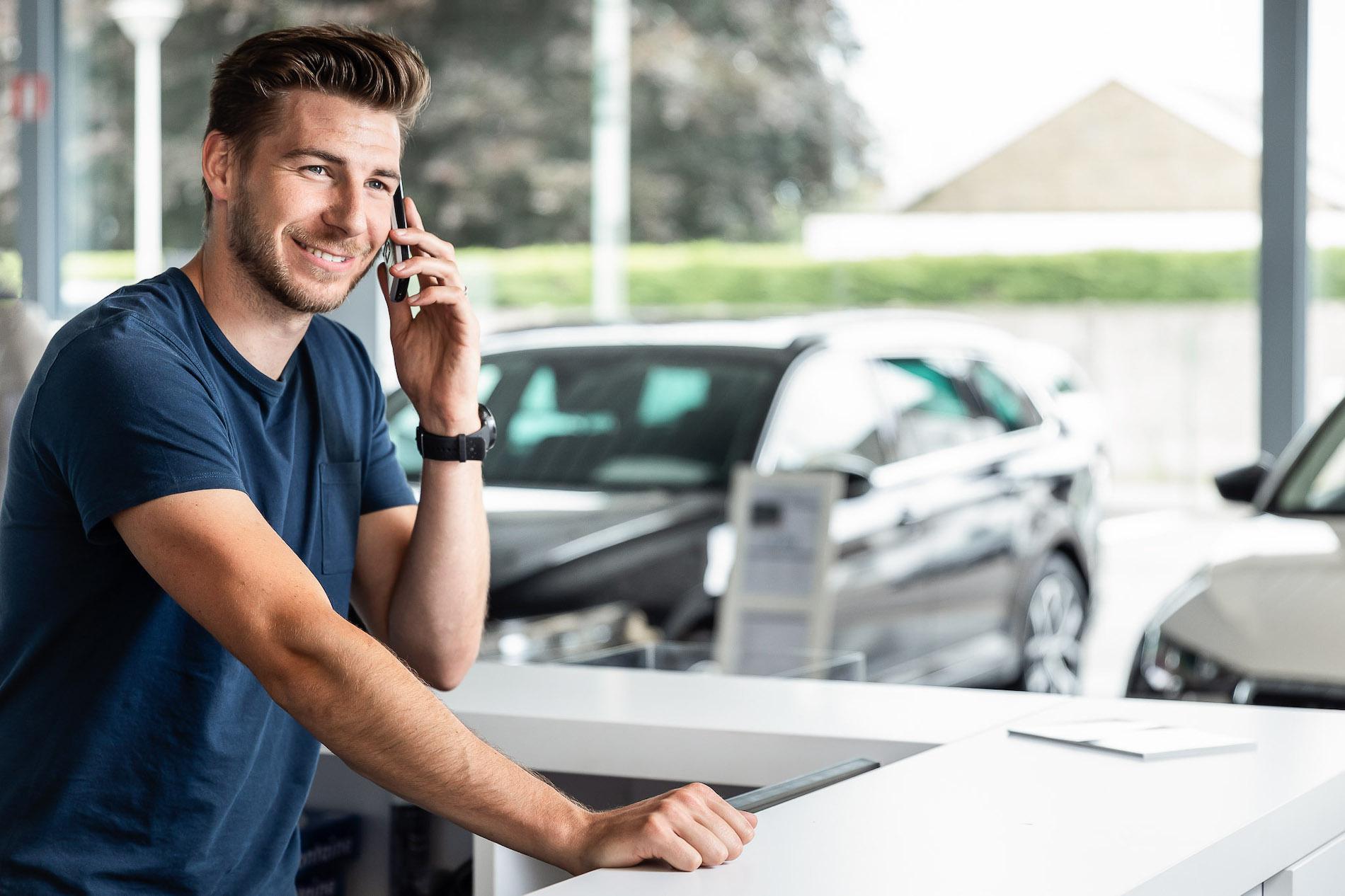 Medewerker van garage De Mey aan de telefoon